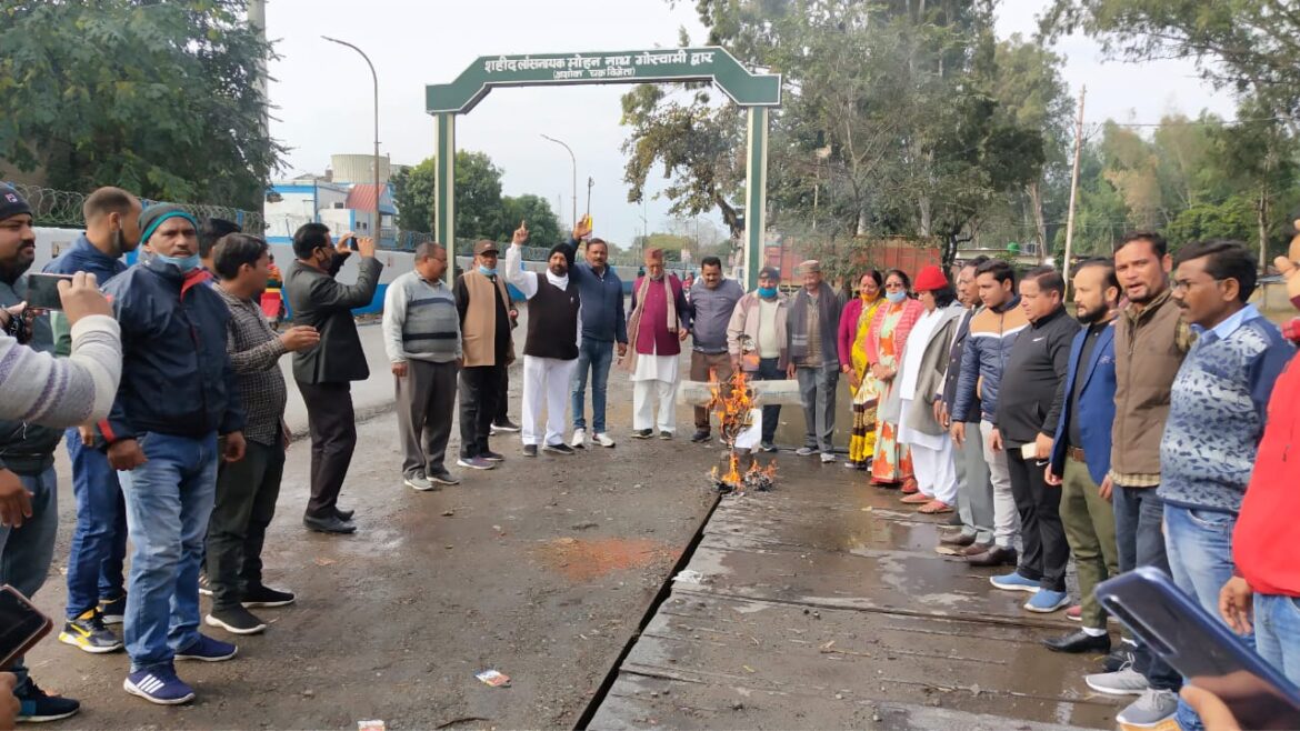 ब्लॉक अध्यक्ष कॉलोनी के नेतृत्व में कांग्रेस ने किया भाजपा प्रदेश अध्यक्ष का पुतला दहन