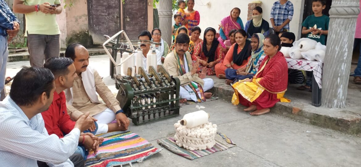 गांधी जयंती के अवसर पर भाजपा जिलाध्यक्ष प्रदीप बिष्ट ने चरखा चला कर खादी का धागा काता।