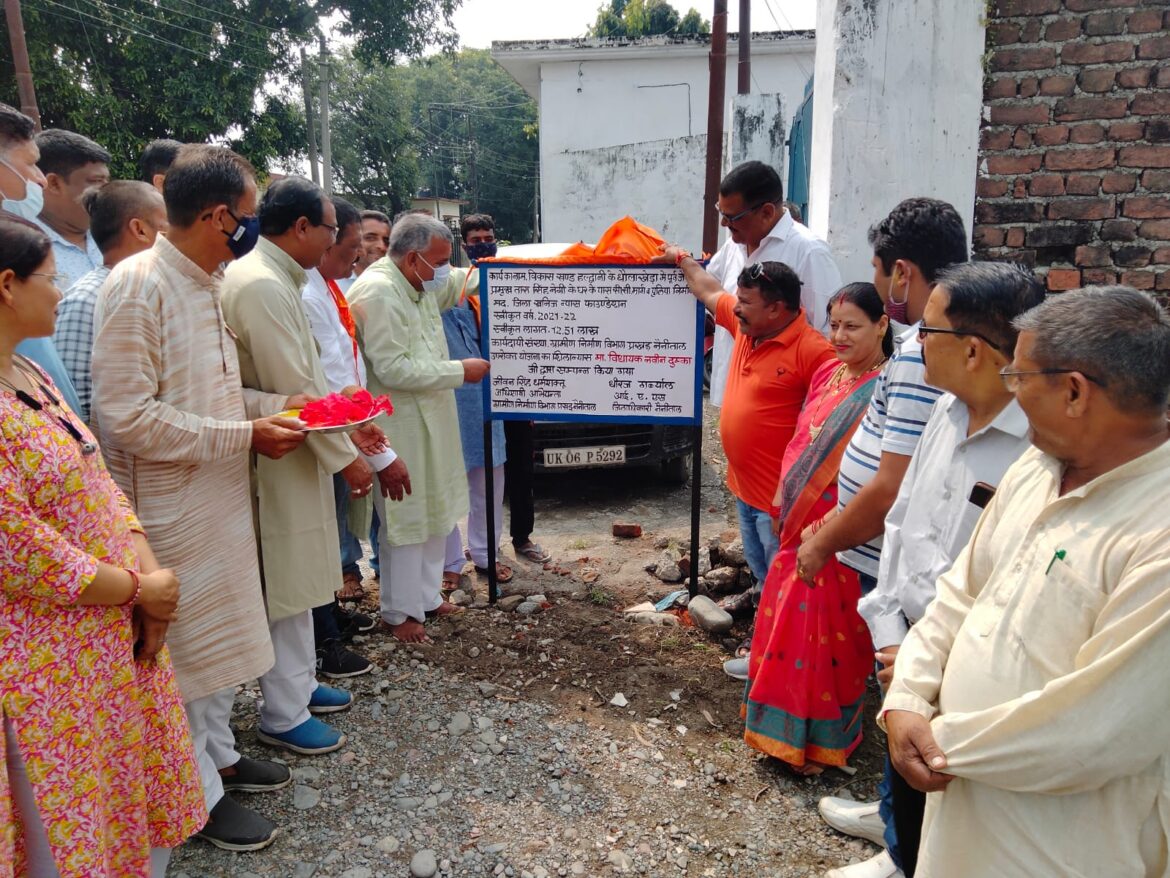 विधायक दुमका ने लाखों रुपए की लागत से बनने वाली कई सड़कों का किया शिलान्यास